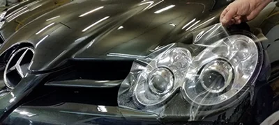 Montaj folie de protecție transparentă pe farul unui Mercedes, atelier Tecuci