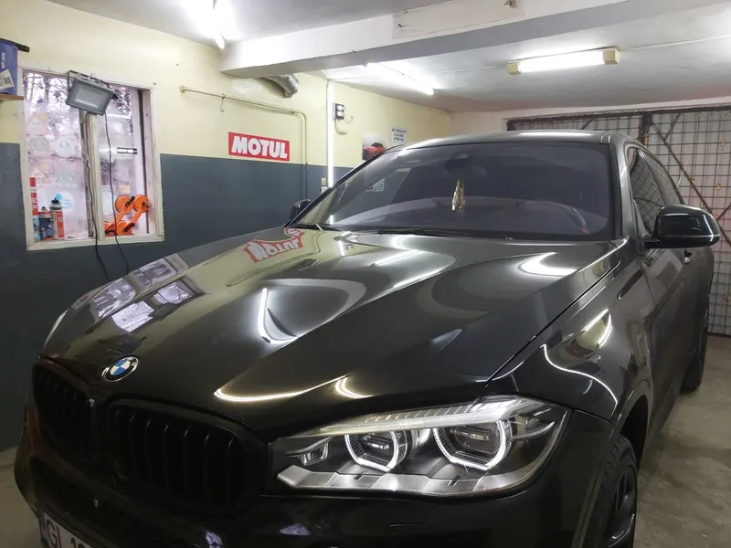 BMW X6 cu folie geamuri montată în atelierul Folie Auto Tecuci