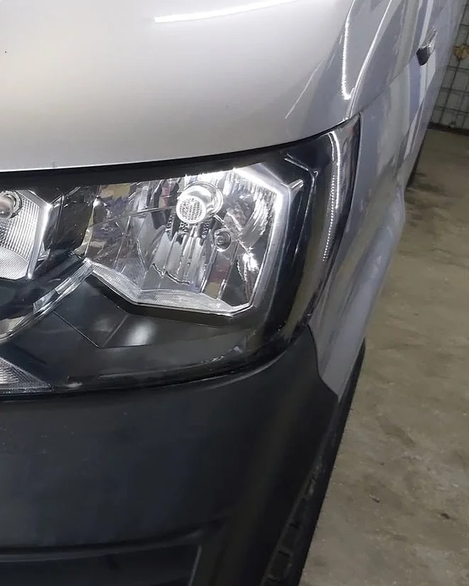 Far polisat și protejat cu folie autoregenerantă, atelier Folie Auto Tecuci